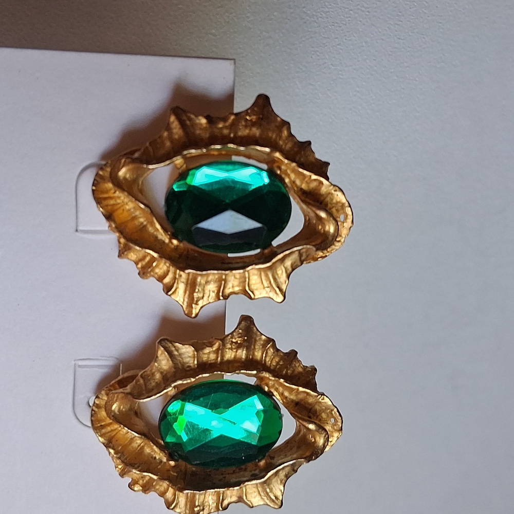 Vintage Clip-on Gold-Tone Earrings with Emerald Green - Picture 7 of 13